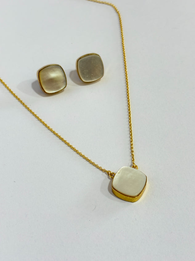 Shweta Mother of pearl Chain Pendant Set