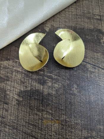 Golden swirl brass stud earrings