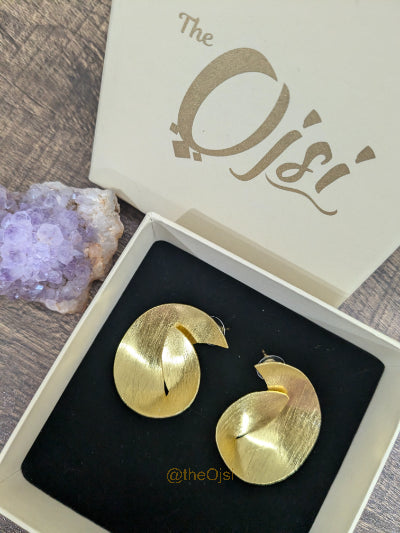 Golden swirl brass stud earrings