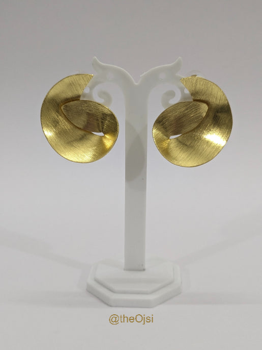 Golden swirl brass stud earrings