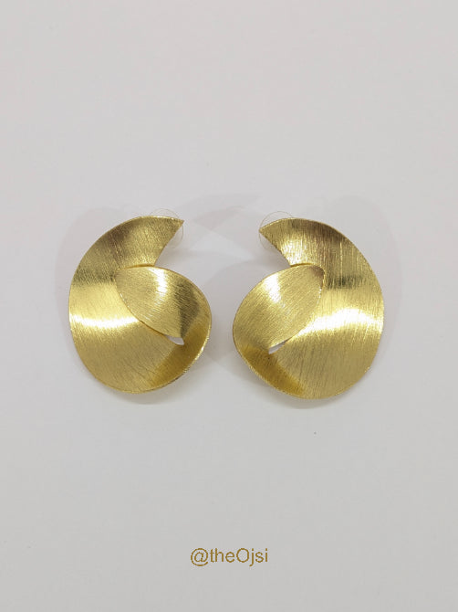 Golden swirl brass stud earrings