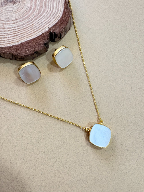 Shweta Mother of pearl Chain Pendant Set