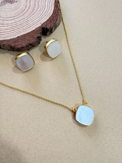 Shweta Mother of pearl Chain Pendant Set