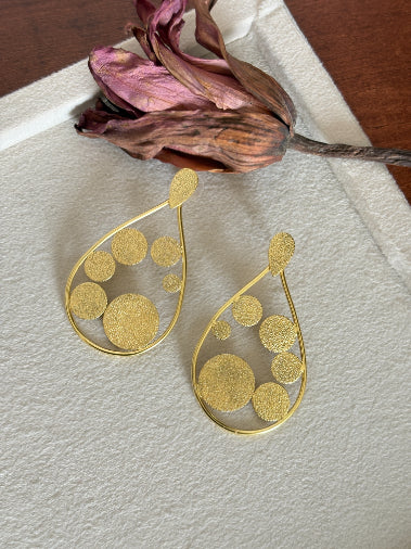 18K gold-plated brass gold dangle earrings with textured discs