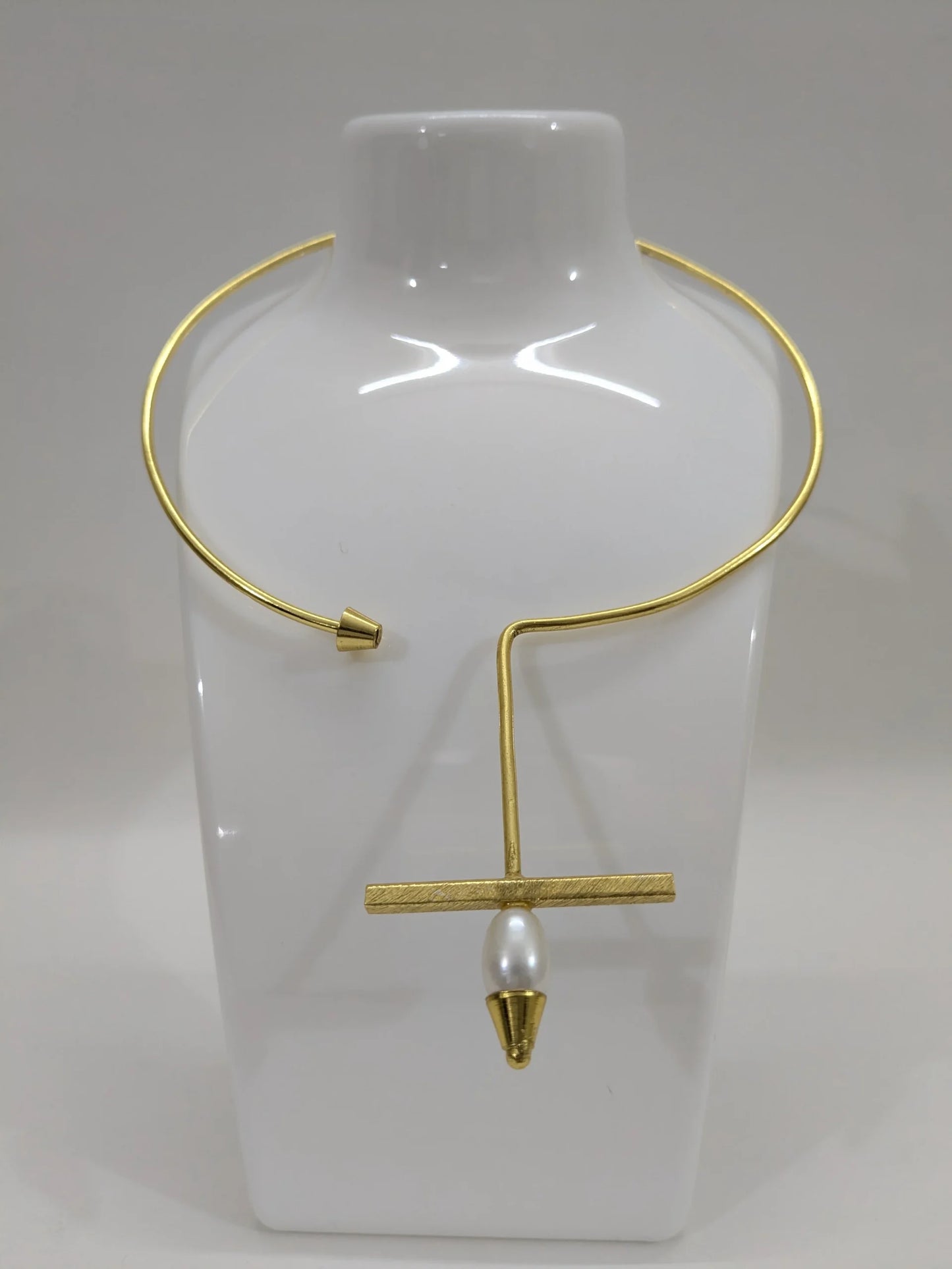 Fresh water Pearl Pivot necklace in brass