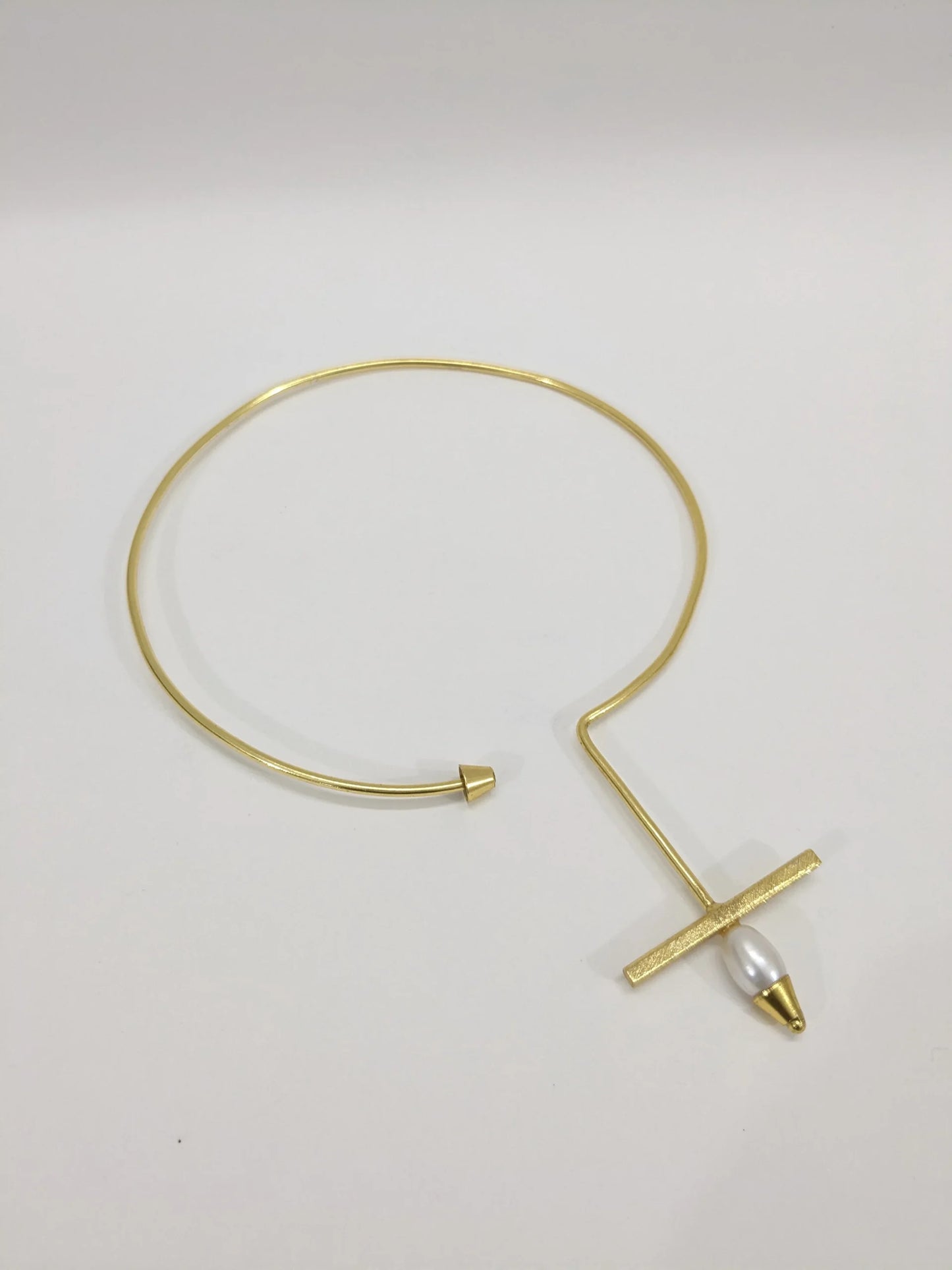 Fresh water Pearl Pivot necklace in brass
