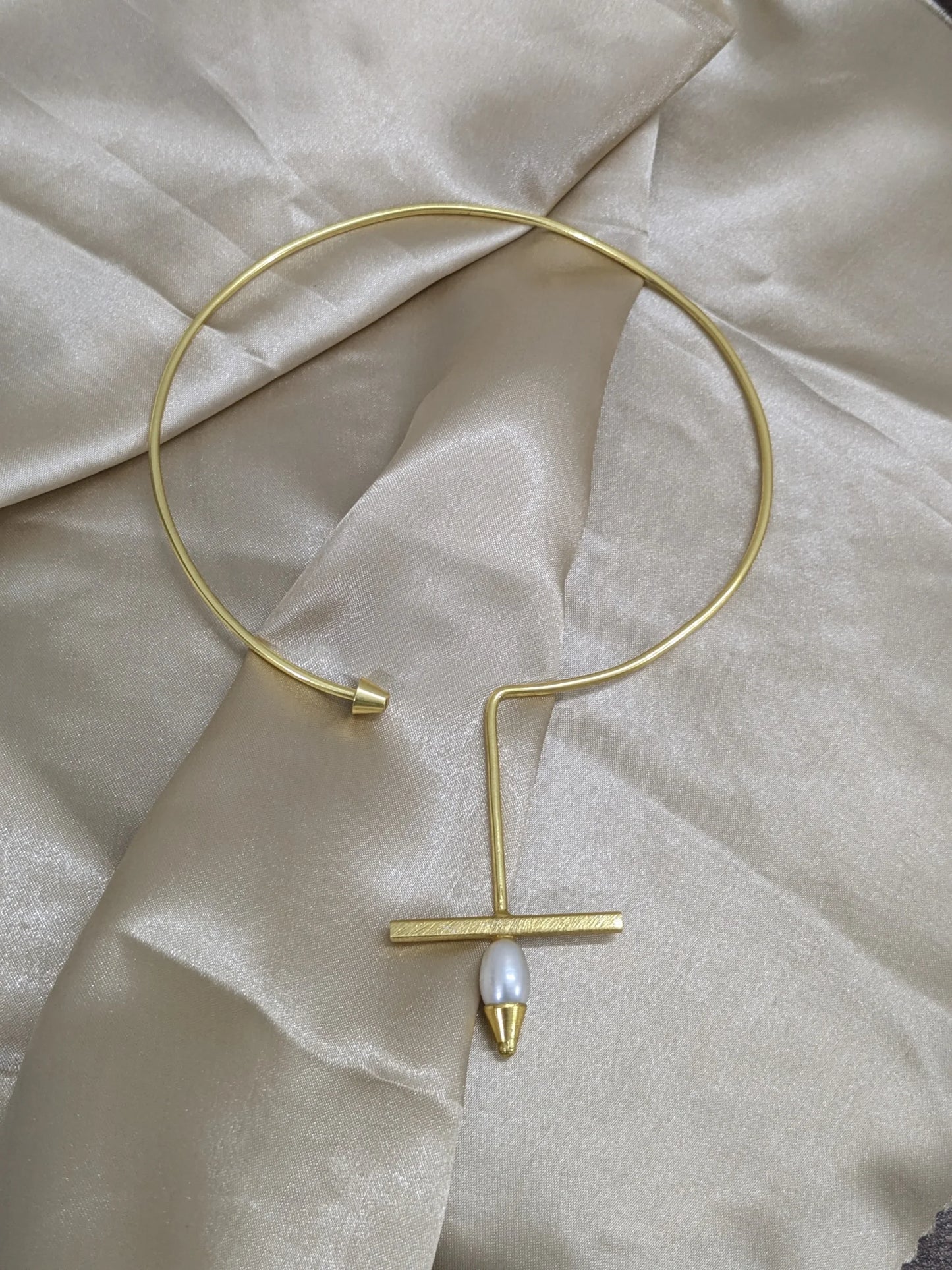 Fresh water Pearl Pivot necklace in brass