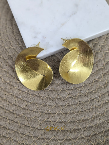 Golden swirl brass stud earrings